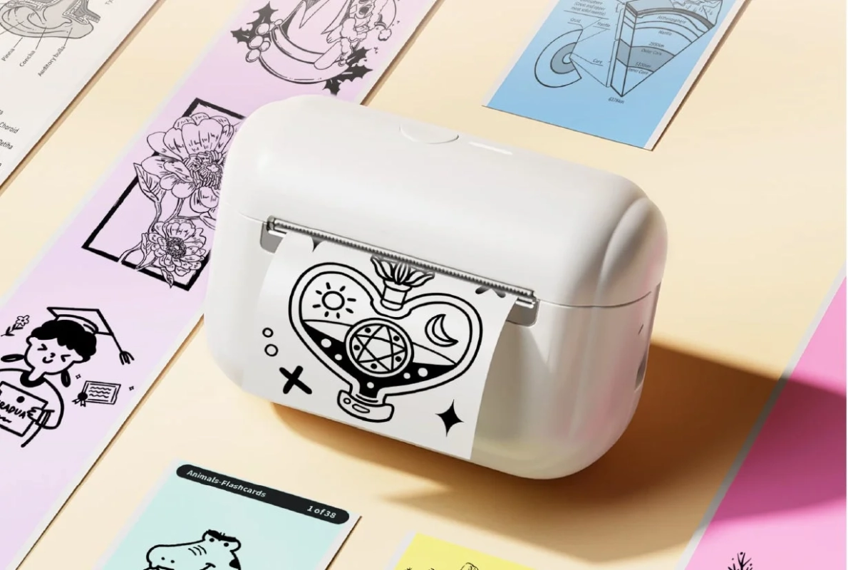 白いポータブルプリンターが、神秘的なシンボルのステッカーを印刷している様子