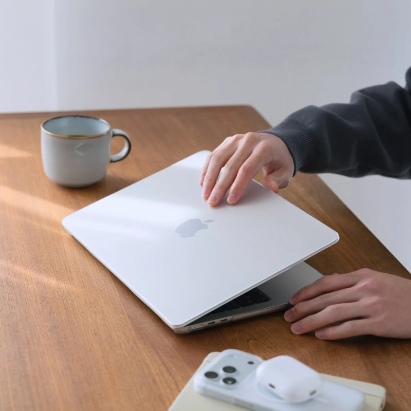 MacBookを開閉する様子