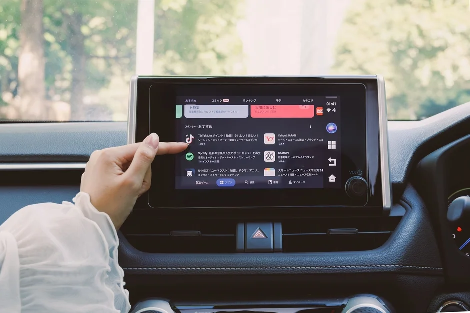 車載ディスプレイでアプリストアを操作している様子。TikTok Lite、Spotify、ChatGPTなどのアプリが表示されている。