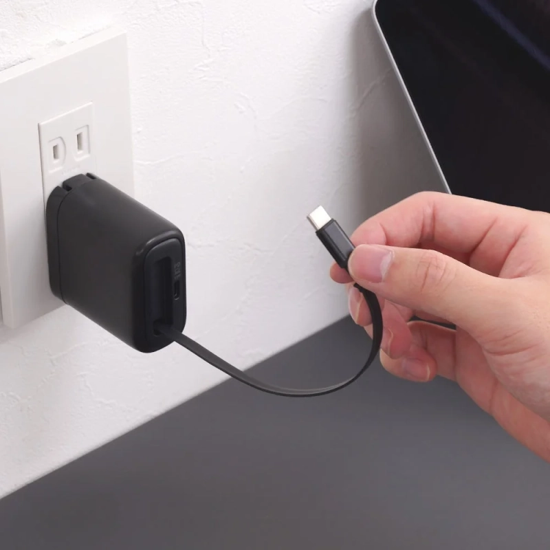 ケーブルを接続しようとしている画像