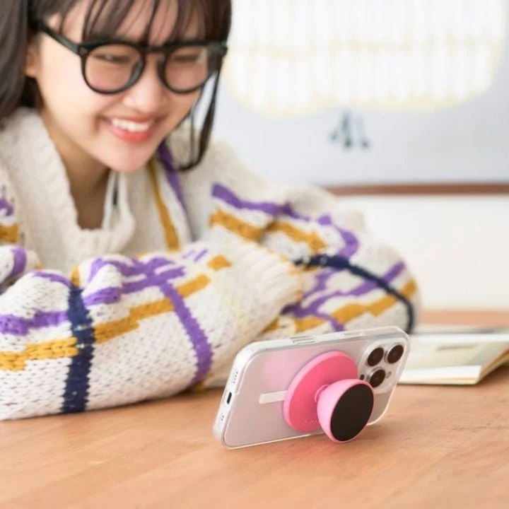 女性がスマホスタンドとして利用