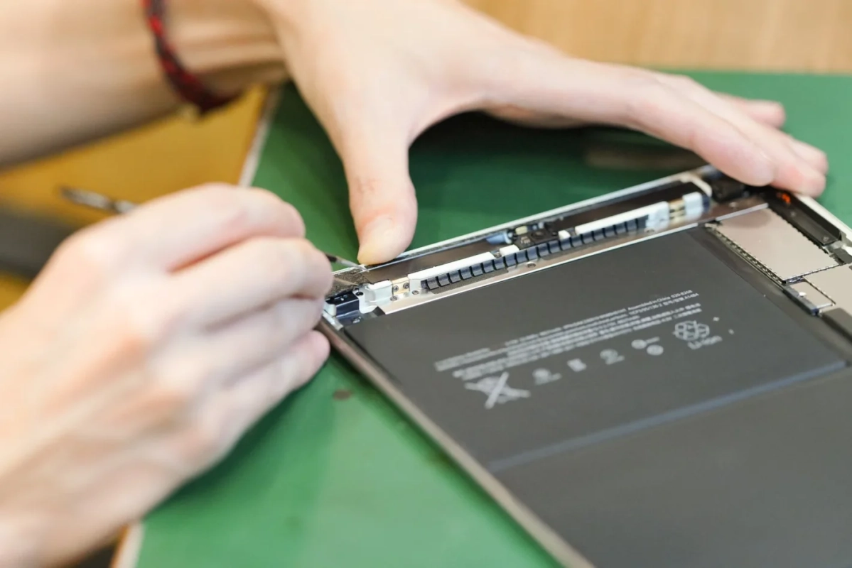 電子機器の修理作業