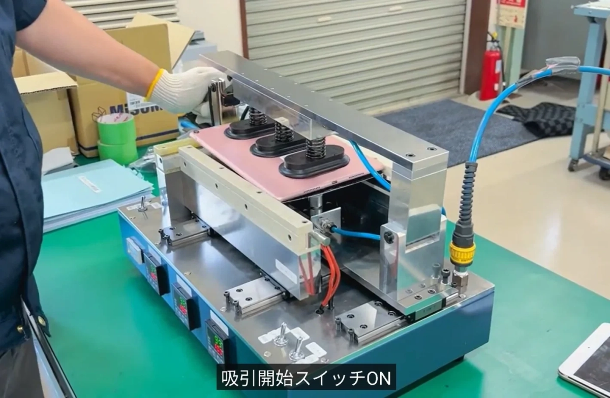 タブレット分解装置の操作風景