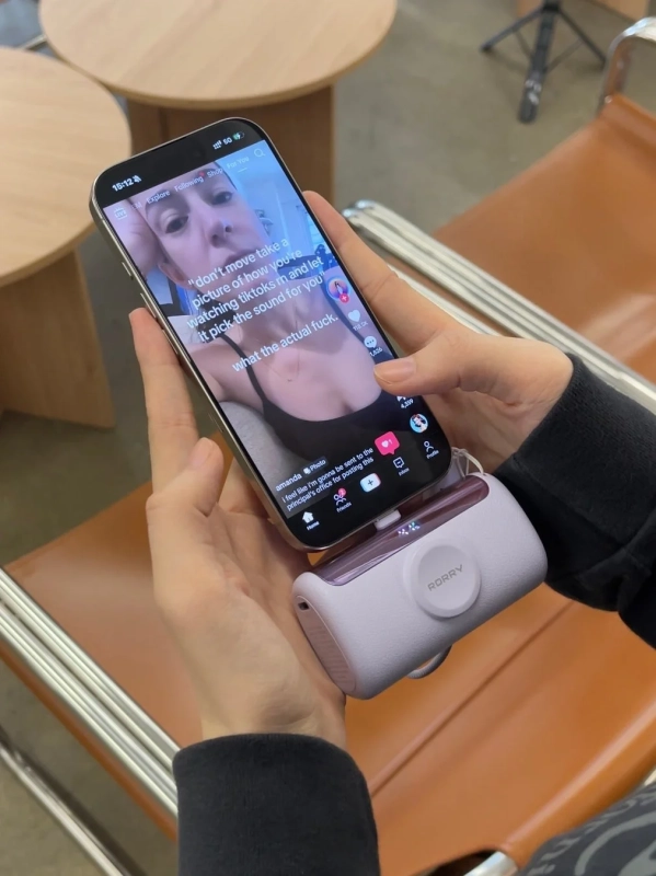 スマートフォンに直接挿して充電する様子