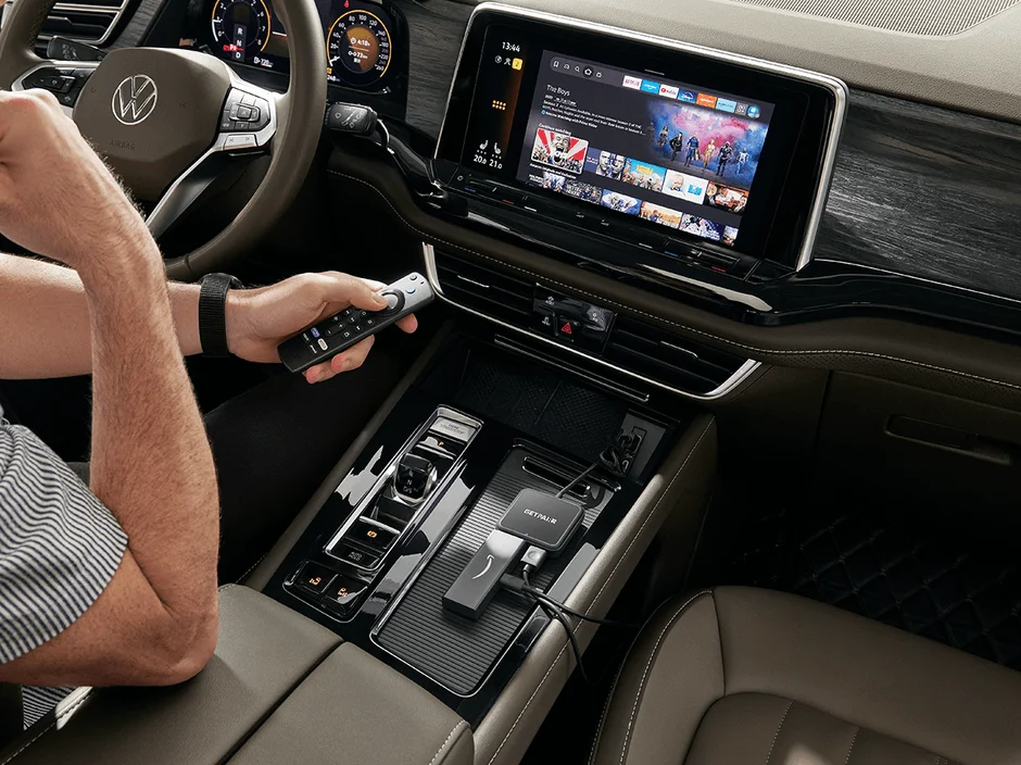 車内でFire TV Stickを操作する様子