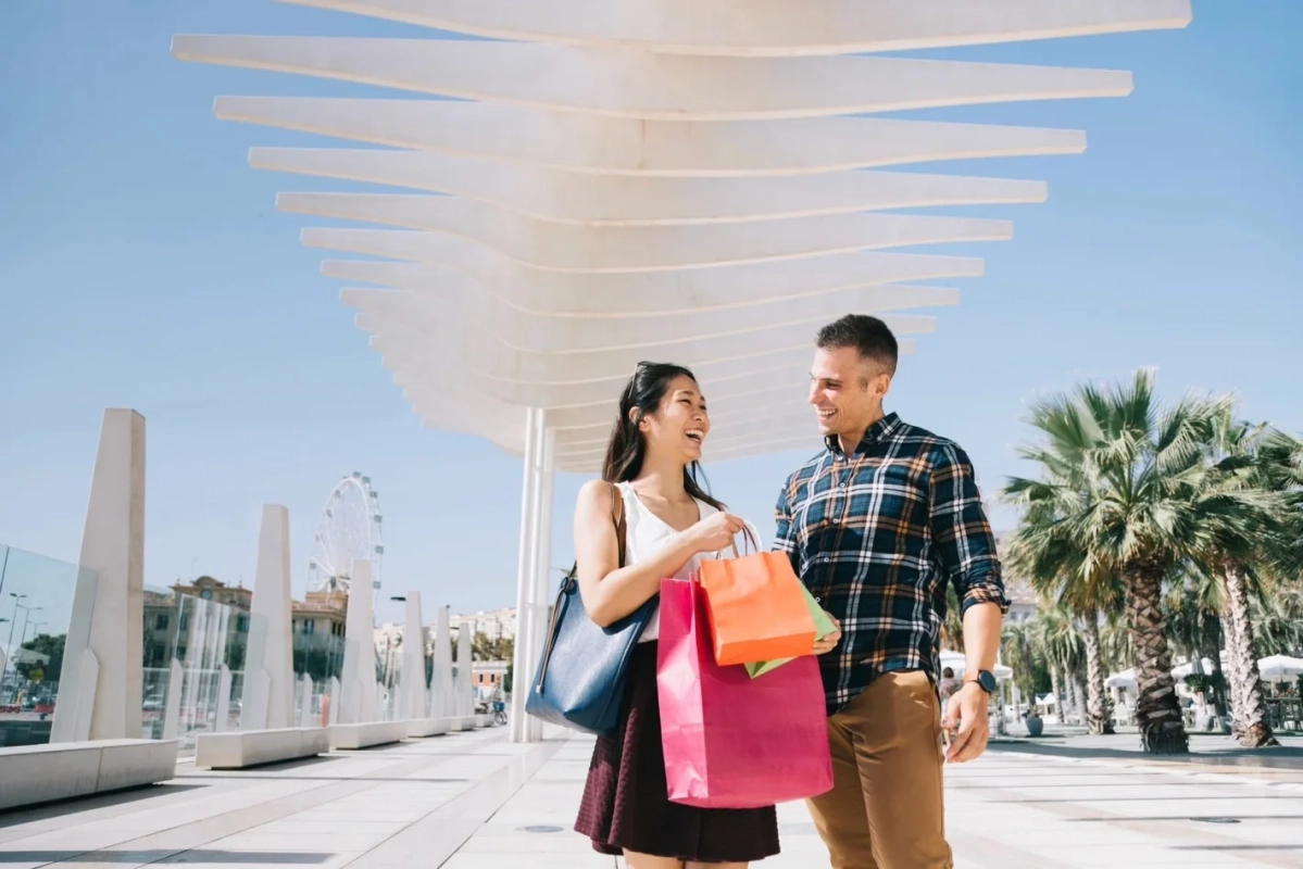 ショッピングを楽しむカップル