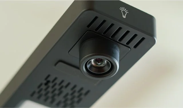 本体のレンズ部分、LED補助光を示唆