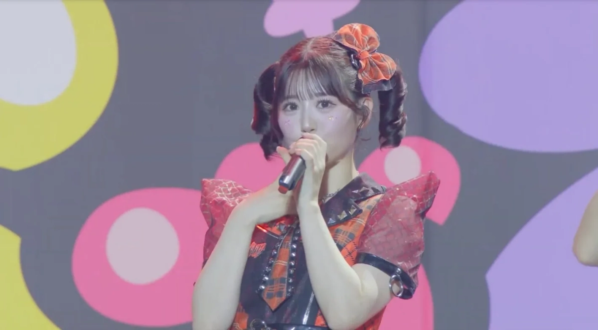 チェック柄衣装のアイドル