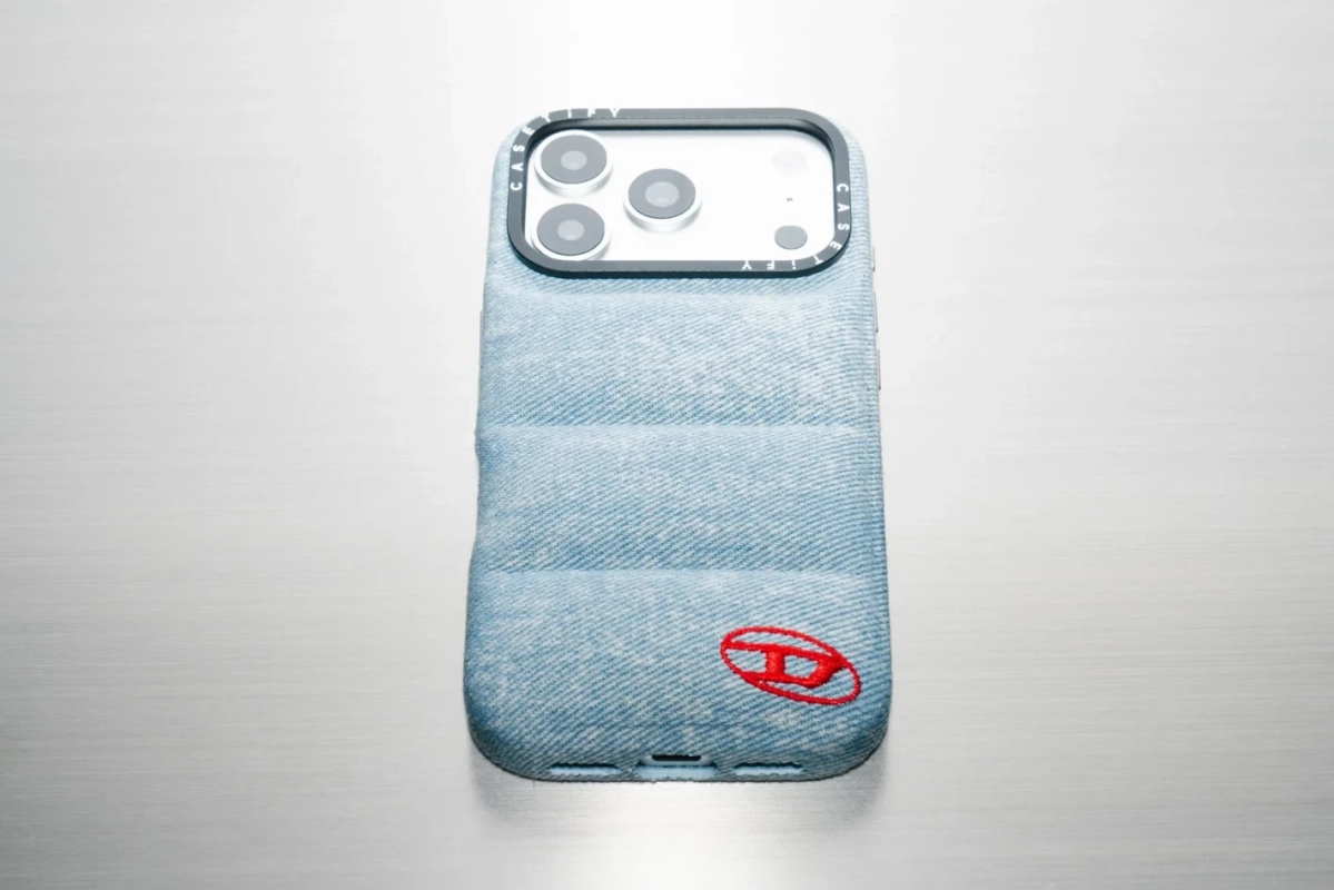 ライトブルーのデニム生地にキルティング加工が施されたスマートフォンケース