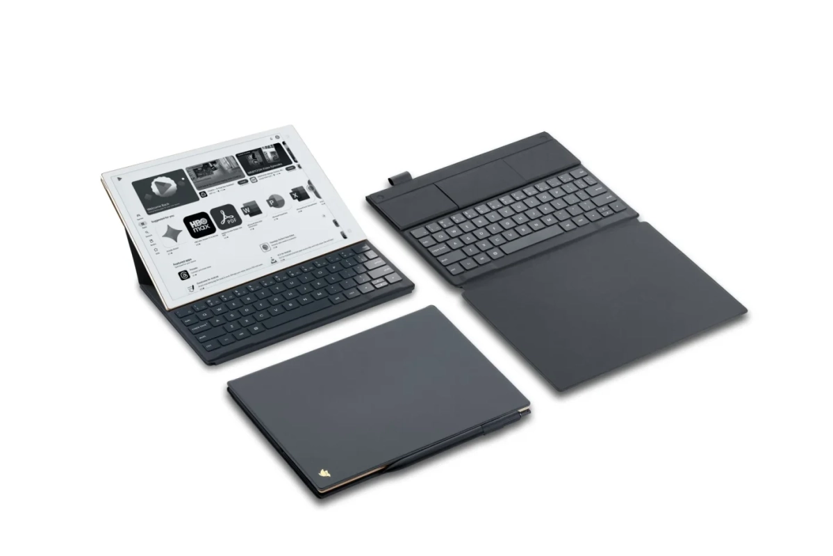 アプリストアの画面を表示したタブレット型デバイスと、それに対応する着脱式キーボード