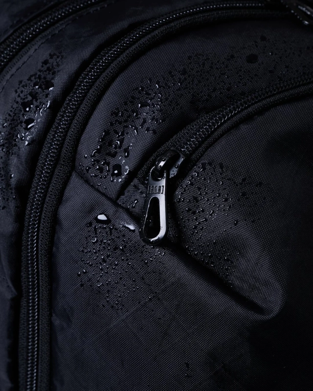 黒い撥水生地に水滴が付着