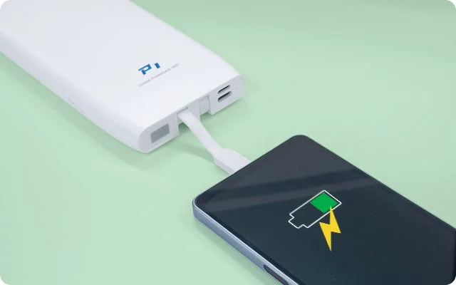 モバイルバッテリーでスマートフォンを充電する様子