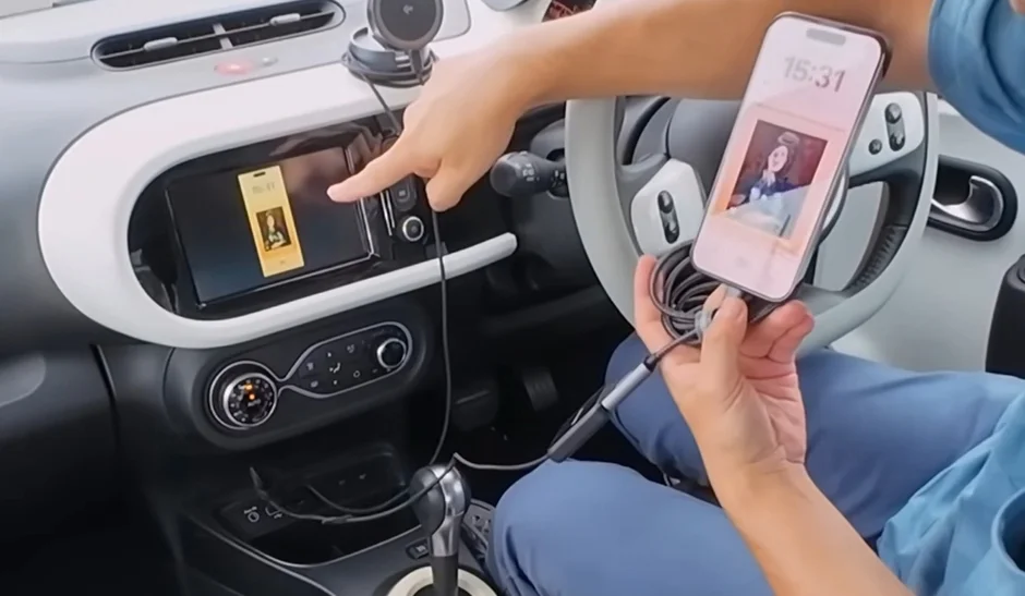 スマホをナビに接続している様子