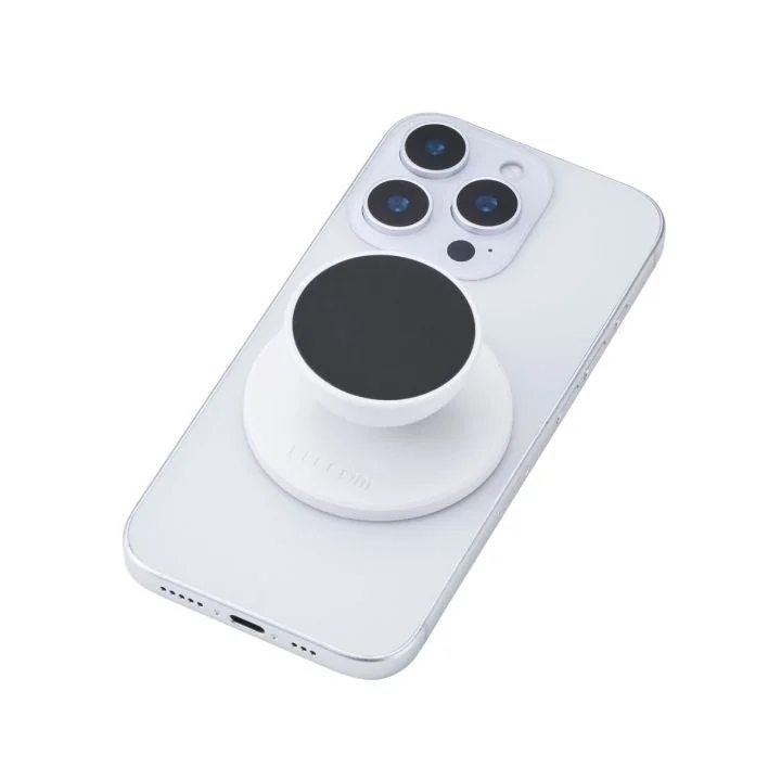 iPhoneに装着されたELECOMロゴ入りポップソケット