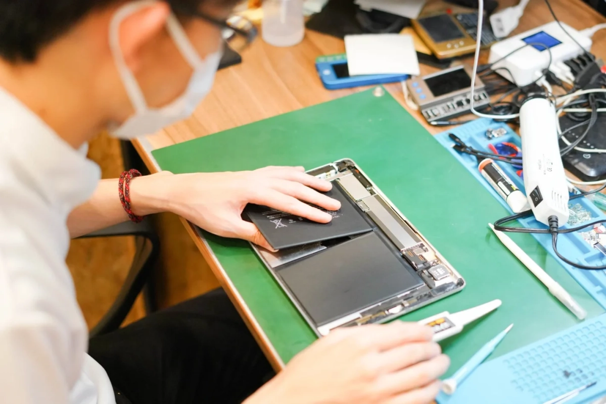 タブレットのバッテリー交換作業