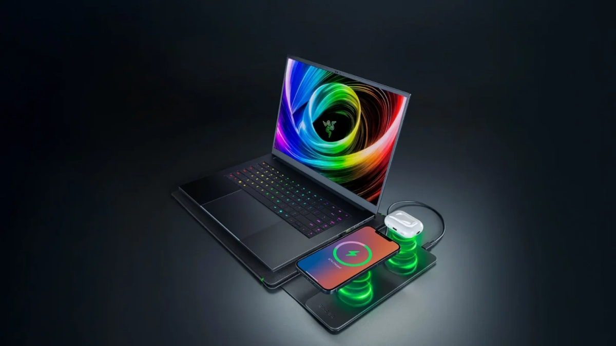Razer製ノートPCとスマホ・イヤホンが充電されている様子