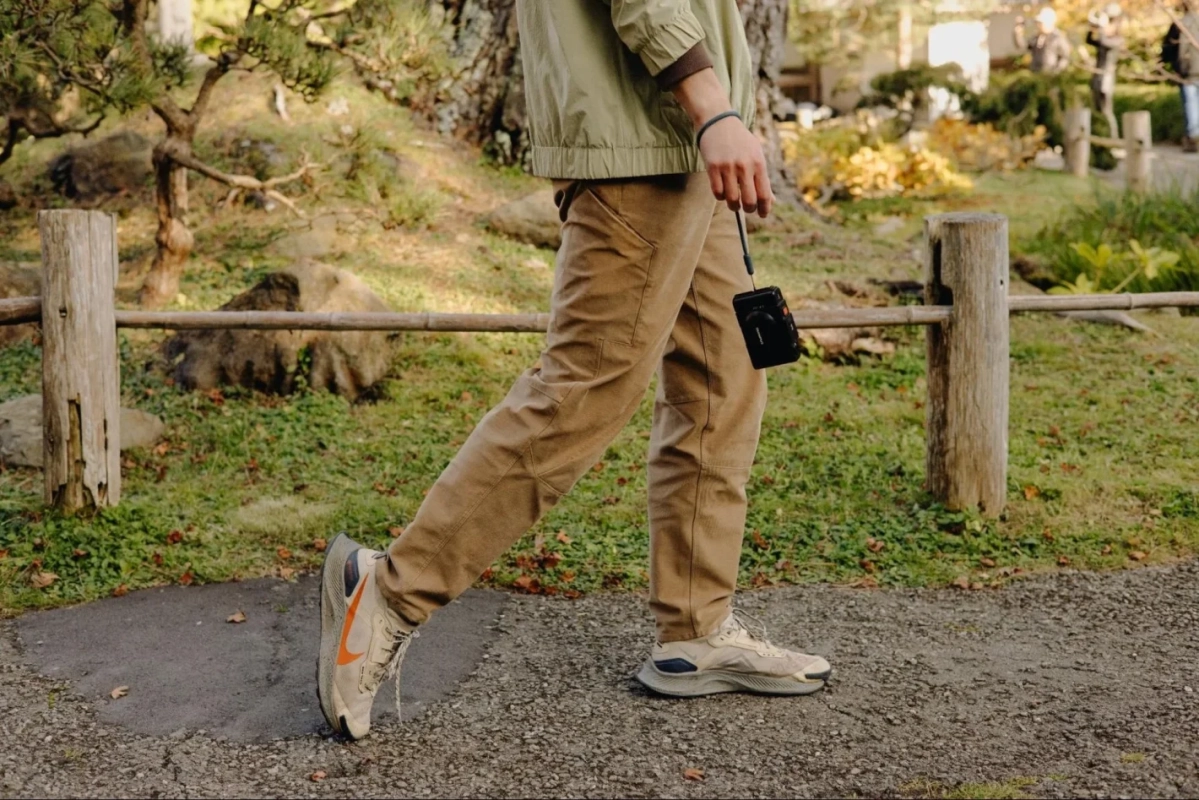 コンパクトカメラを手に持った人物の足元