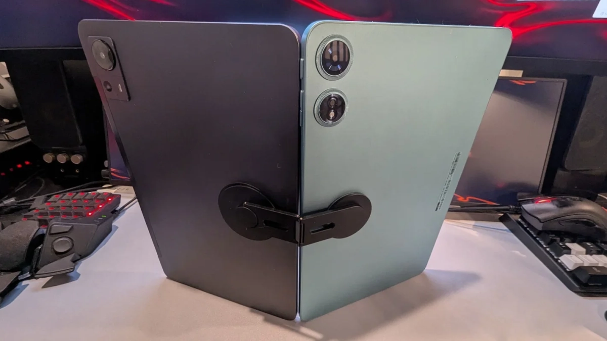 2台のタブレットを連結する様子