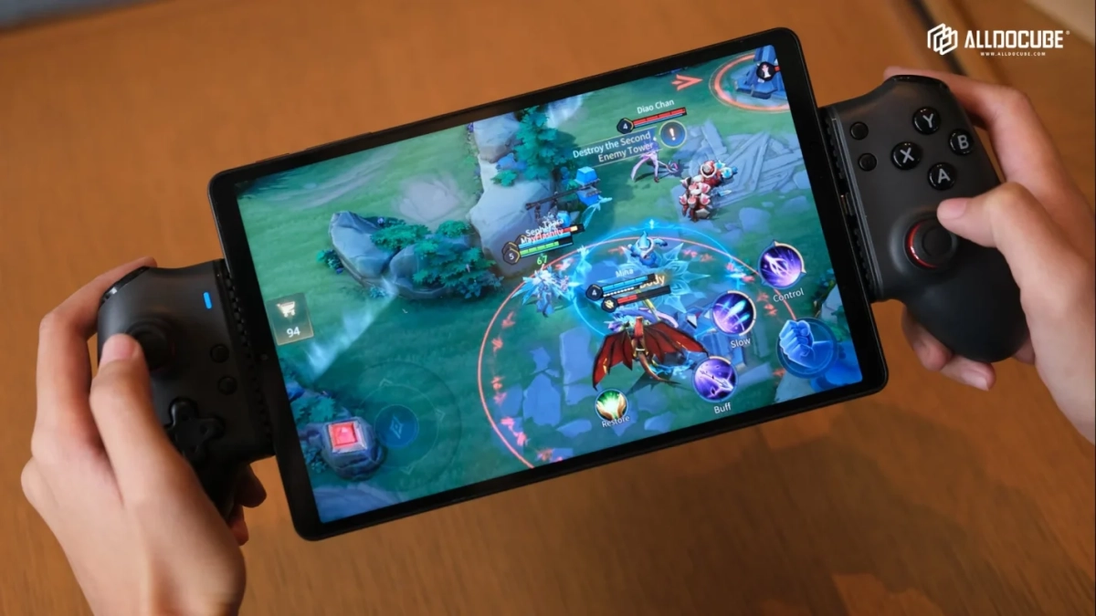 ゲームコントローラーを装着したタブレットでモバイルゲームをプレイする様子