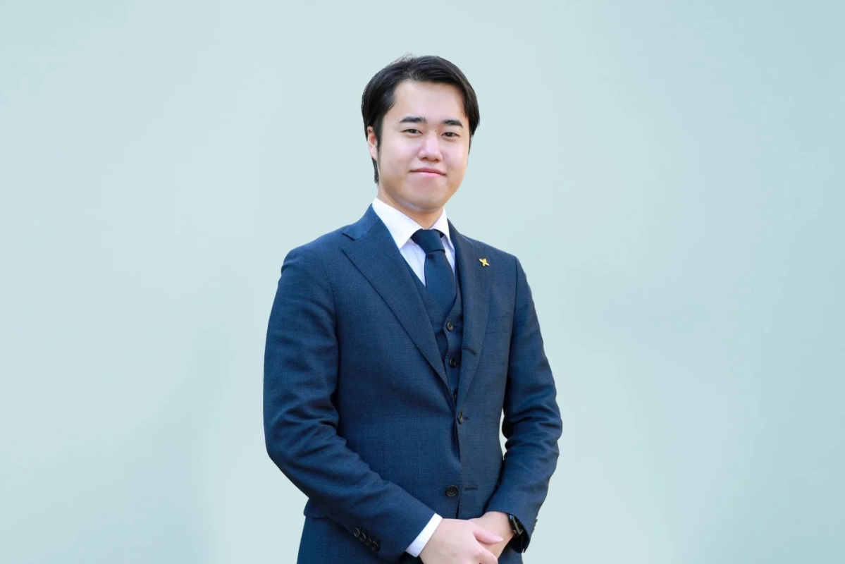 紺色のスリーピーススーツを着た若い日本人男性のポートレート写真