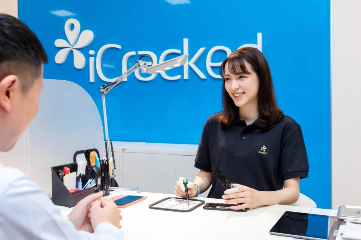 iCrackedの対面修理の様子