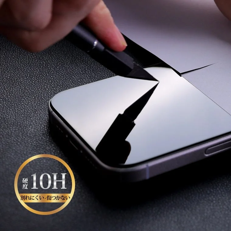 スマートフォンに貼られた保護フィルムの耐久性を示す画像