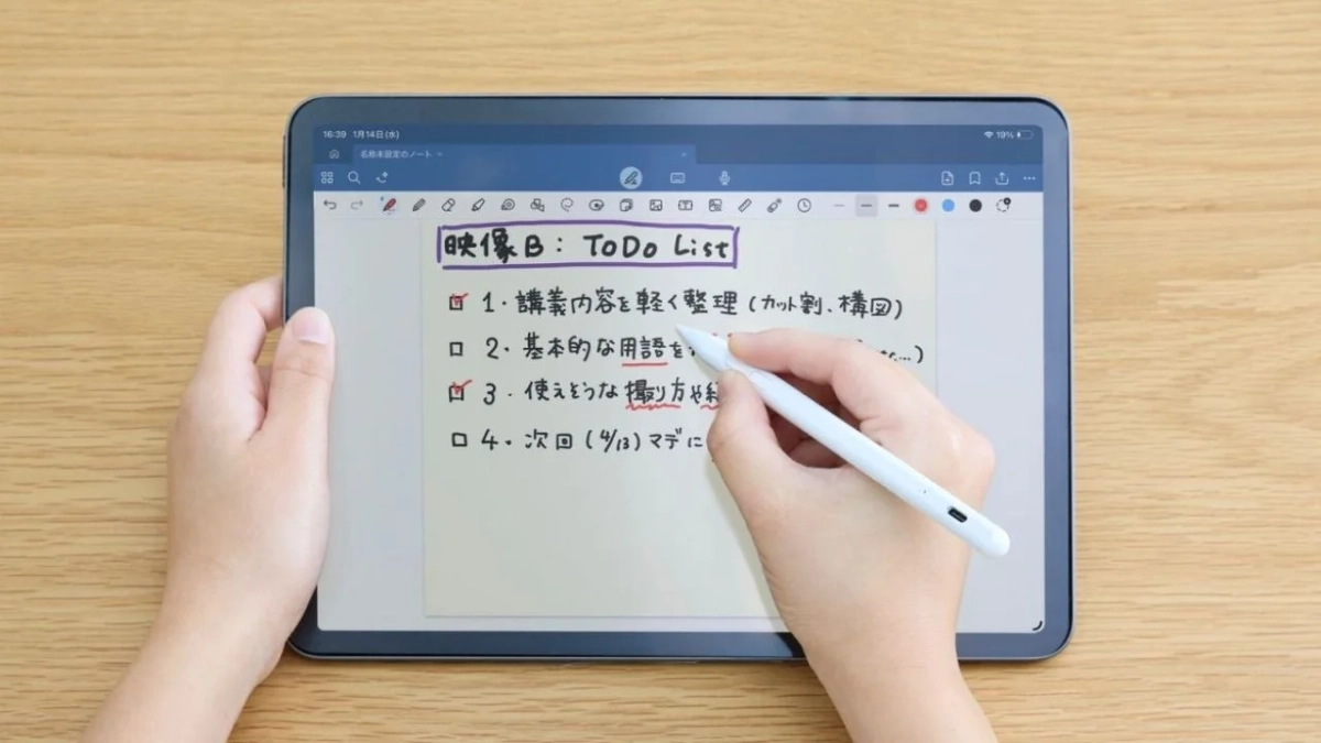 ToDoリストをタブレットに手書きする様子