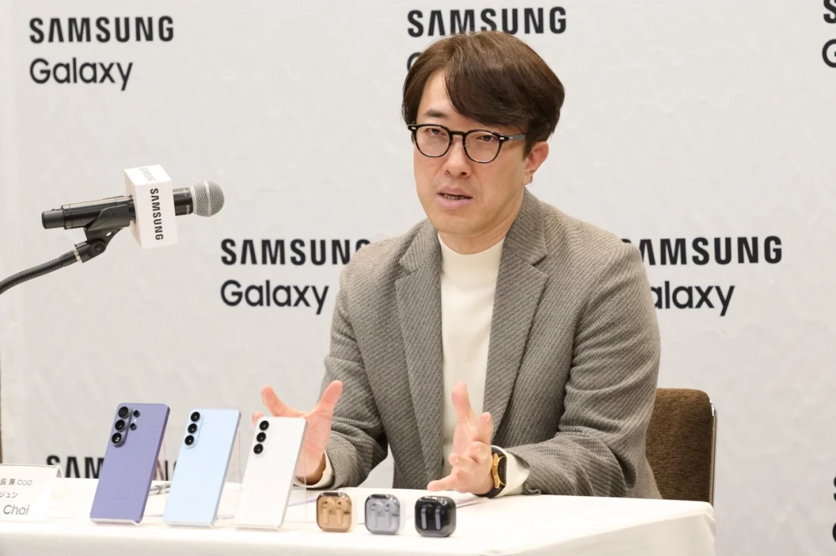 チェ・ウォンジュン氏がスピーチしている様子