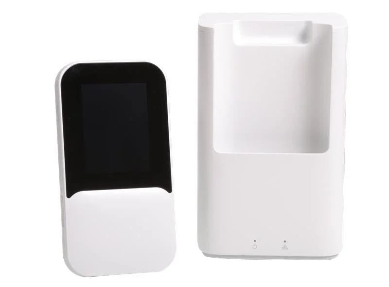 白いモバイルルーターのようなデバイスと、それに対応する充電ドック