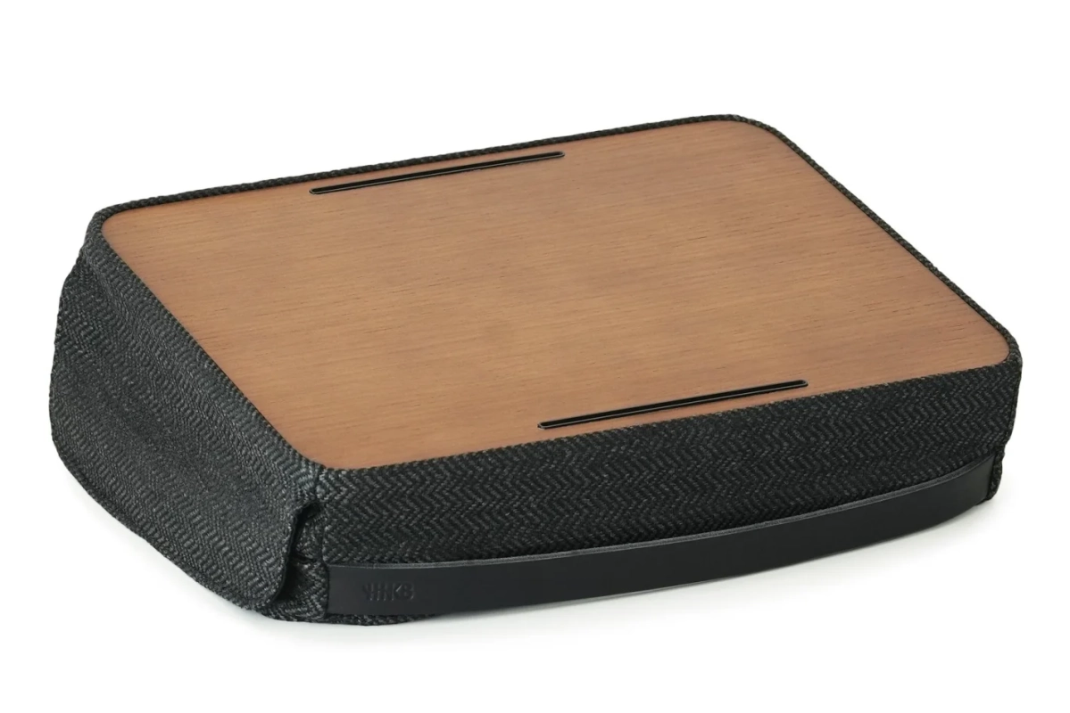 木目調の天板とヘリンボーン柄のファブリックを組み合わせたスタイリッシュなラップデスク