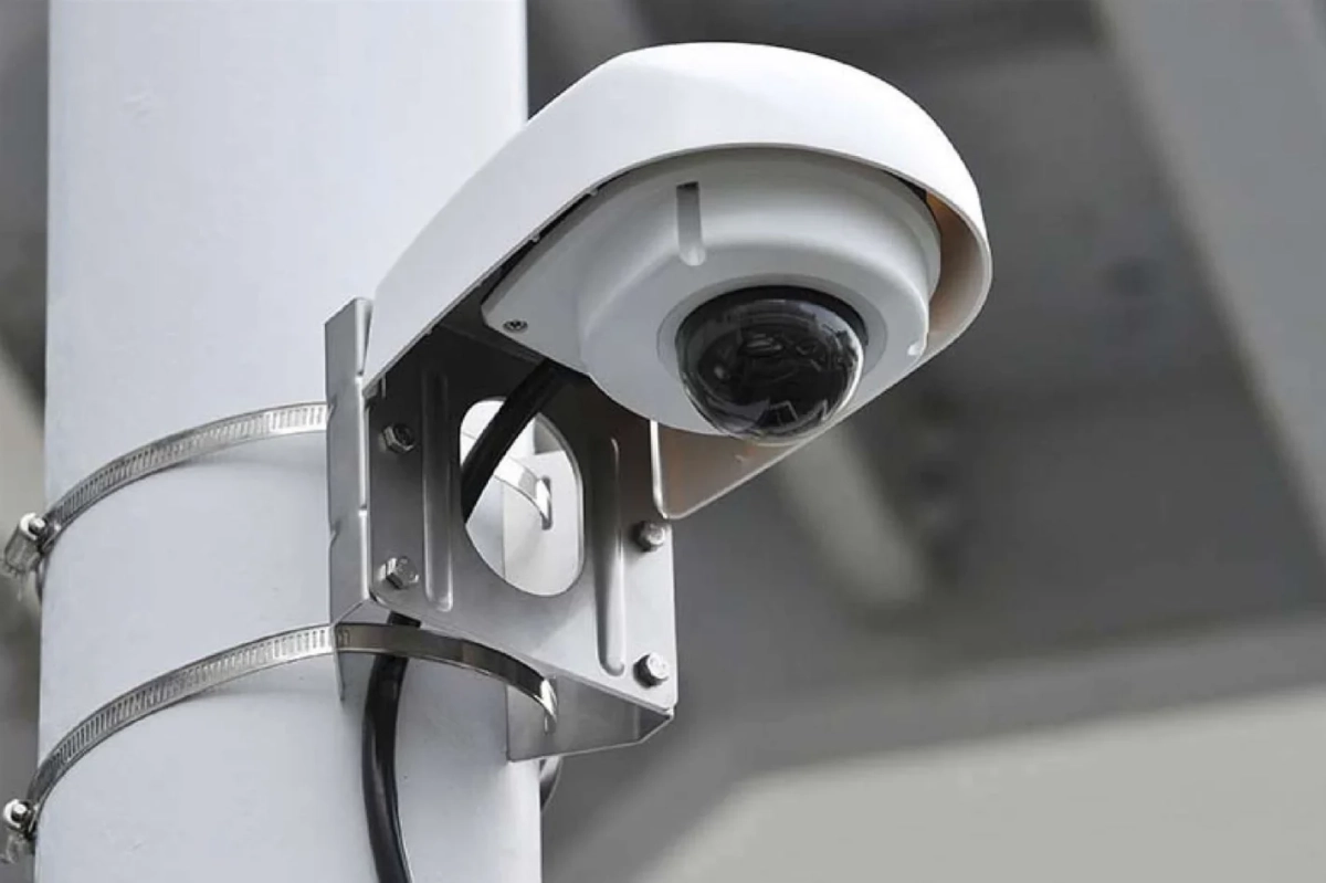 屋外に設置されたドーム型監視カメラ