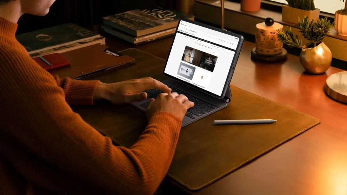 タブレットとキーボード、スタイラスペンで作業する様子