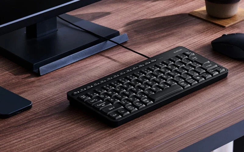 有線ミニキーボードとデスク環境