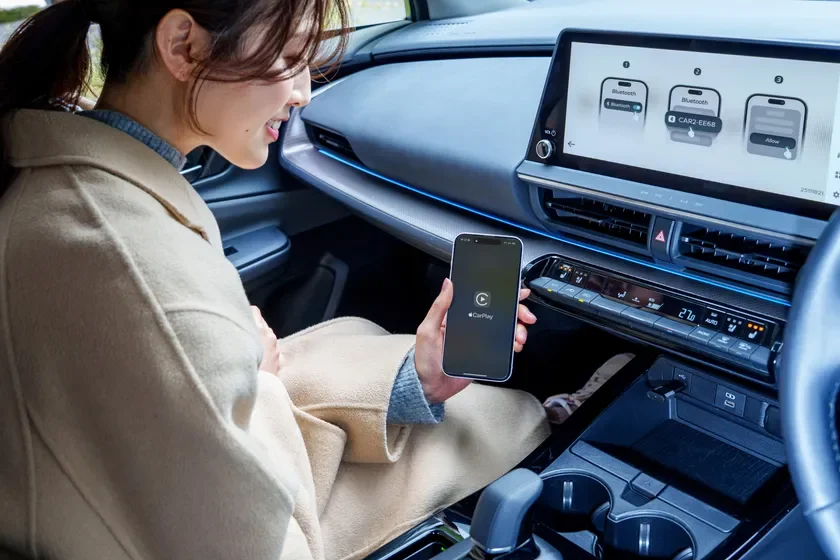 車内でスマートフォンを操作する女性の様子
