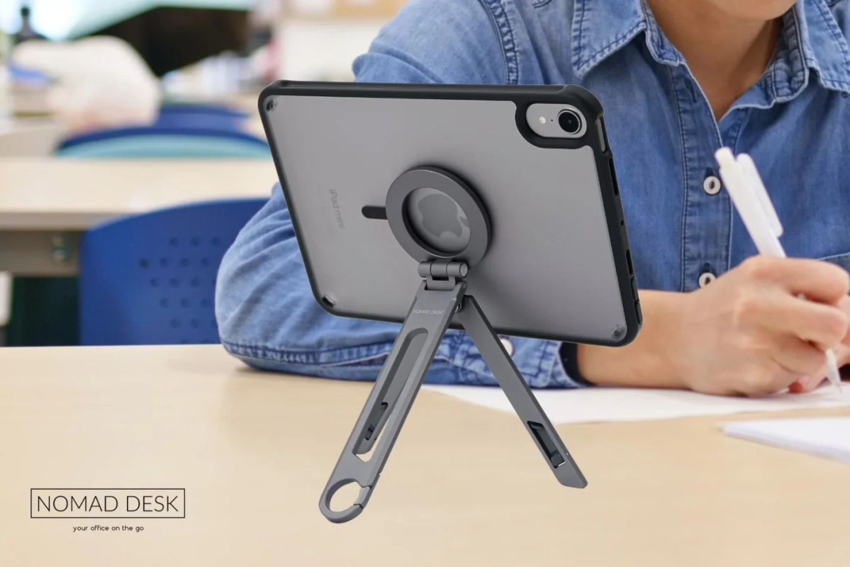 iPad miniをスタンドに立てて作業する様子