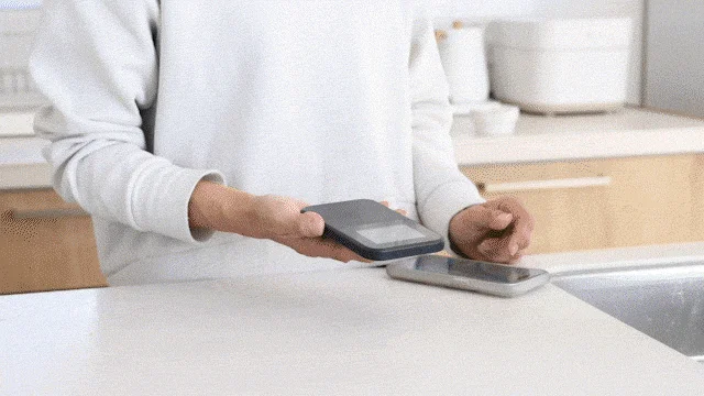 スマートフォンとワイヤレス充電器