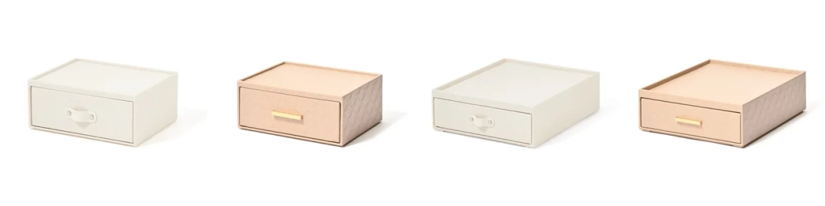 白とピンクベージュのミニマルなデザインの小物収納ボックスが4つ並んでいる