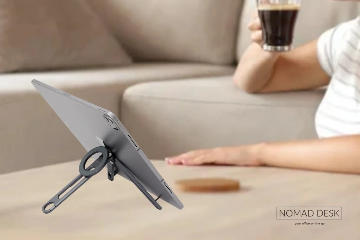 ソファでタブレットを使って動画を視聴する様子