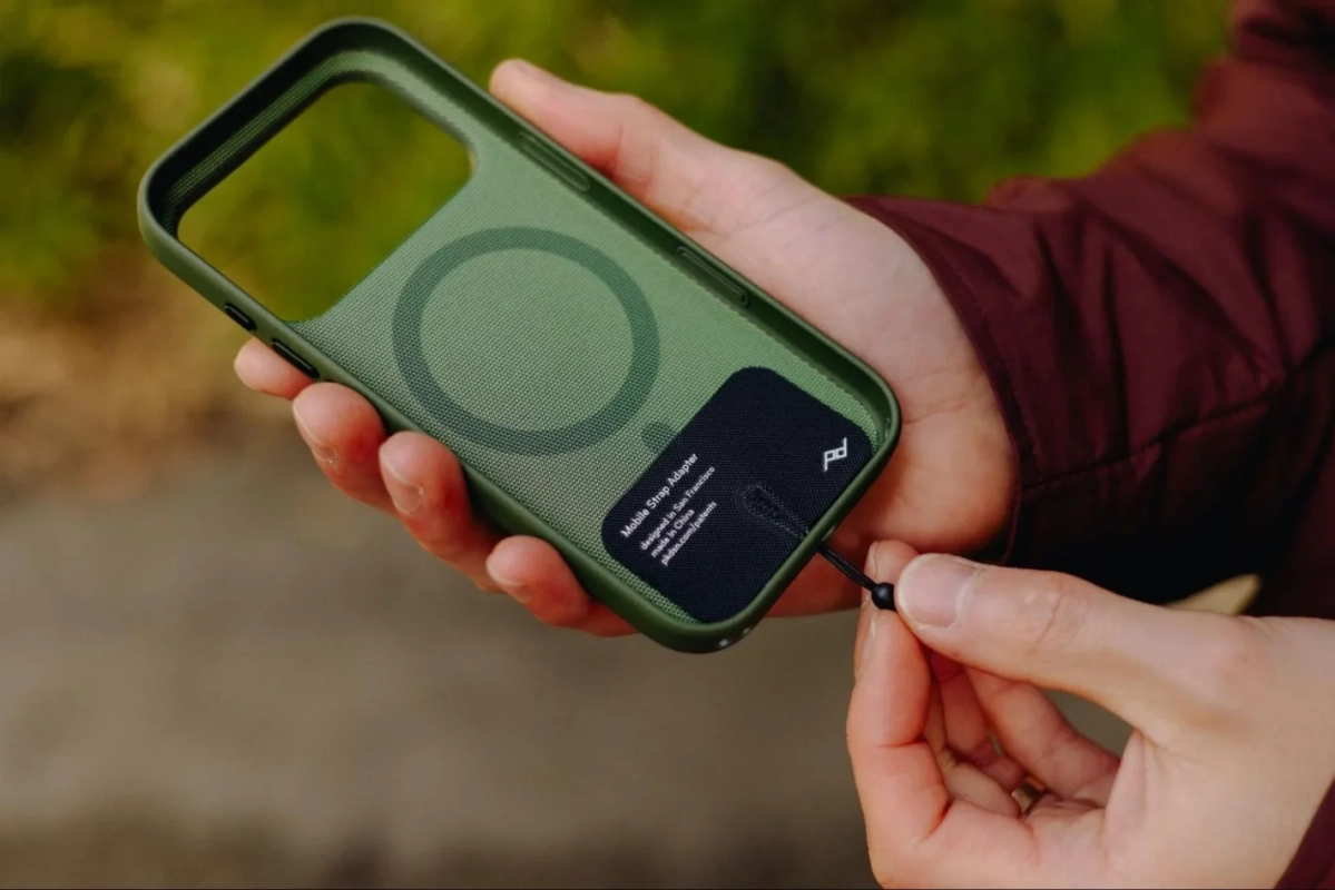 スマホケースにアダプターを取り付けている手元