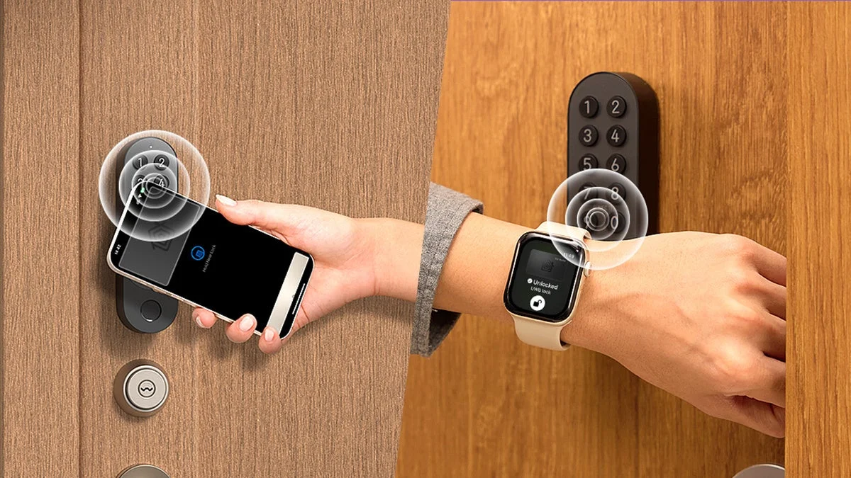 スマートフォンやスマートウォッチといったデバイスを用いて、非接触でスマートロックを操作する様子が描かれています。ドアに近づけるだけで鍵の開閉ができる、現代的なスマートホームのセキュリティシステムを示唆しています。