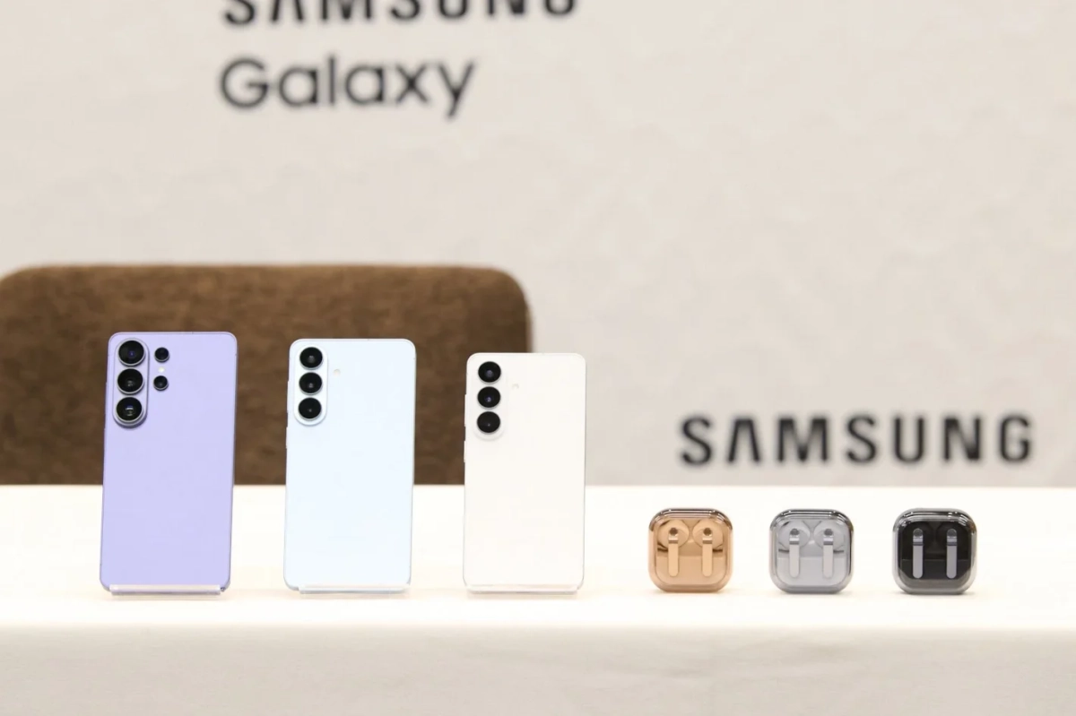 Galaxyスマートフォンとワイヤレスイヤホンの展示