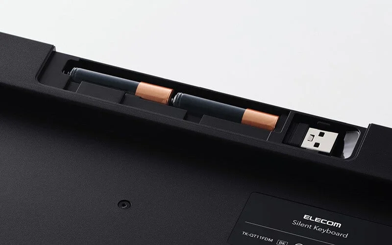 無線キーボードの裏面（電池収納部）