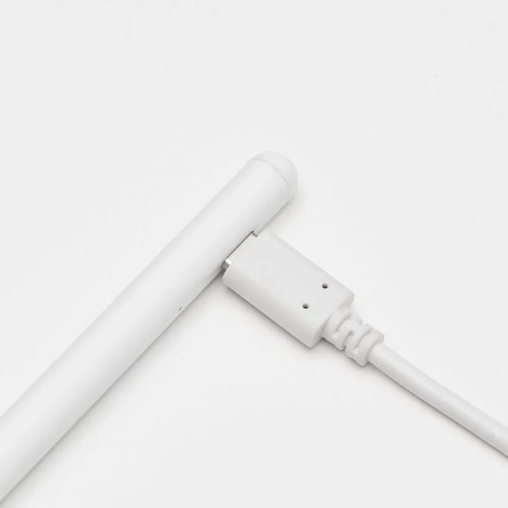 USB-Cケーブルで充電中のスタイラスペン