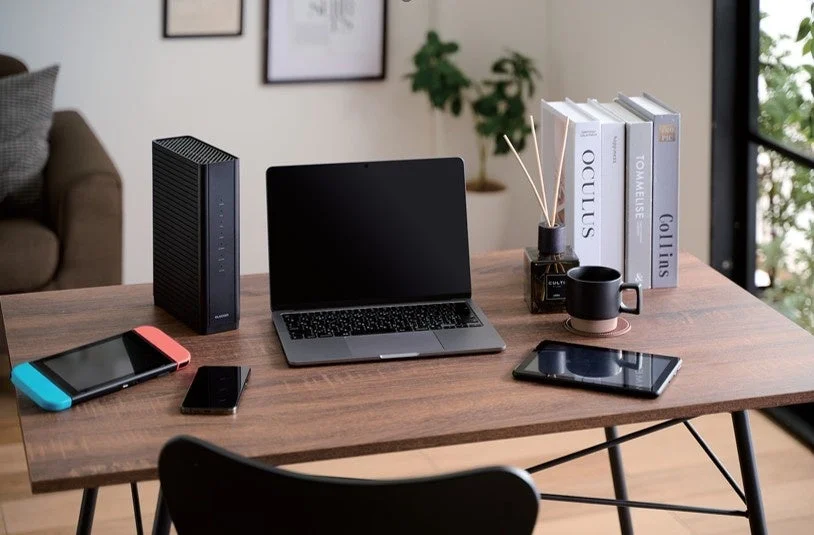 デスク上のWi-Fiルーターとデバイス