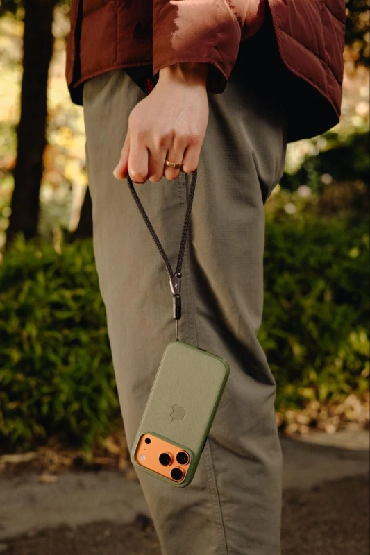 男性がiPhoneをリストストラップで持っている