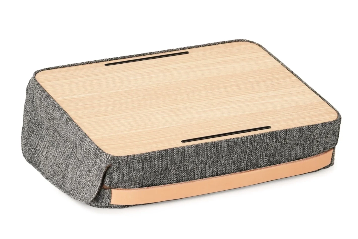 木製の天板とグレーのファブリックベース、レザーの持ち手が付いたモダンなラップデスク