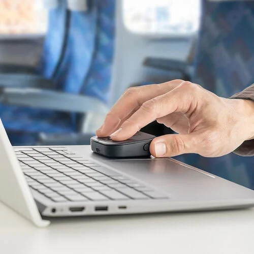 車内でノートPCとマウスを使用する様子