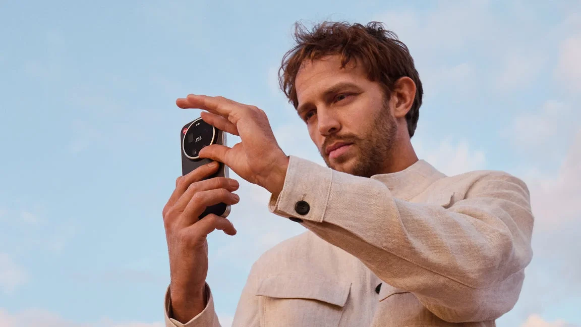 スマホで撮影する男性