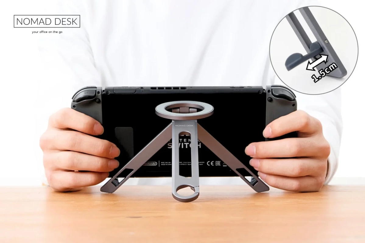 クレードルにタブレットを置く様子