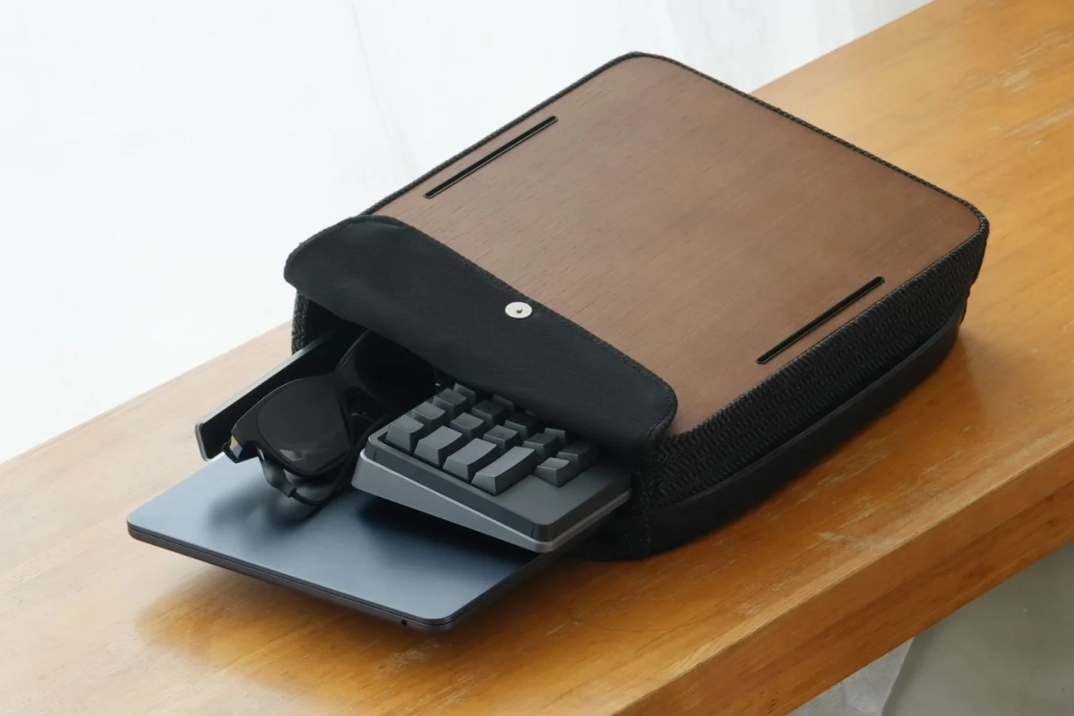 木製の天板を持つキャリングケースに収納されたノートパソコンとキーボード